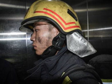 消防员凌晨救出一家四口 自嘲脸太黑